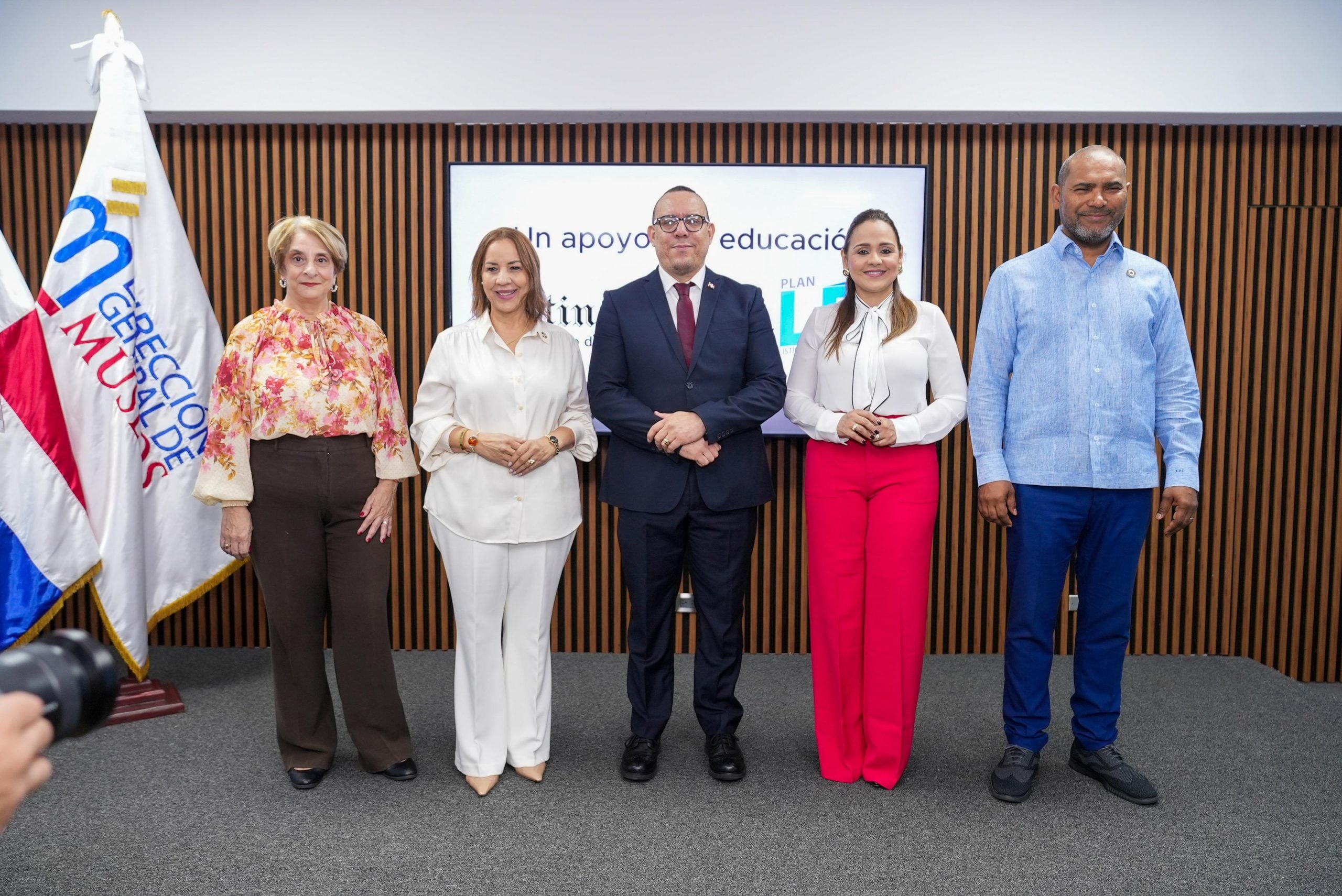 Jeannette Chaljub, Rosario Vásquez, Franklin Minyeti, Patricia Hernández y Ricardo Guerrero.