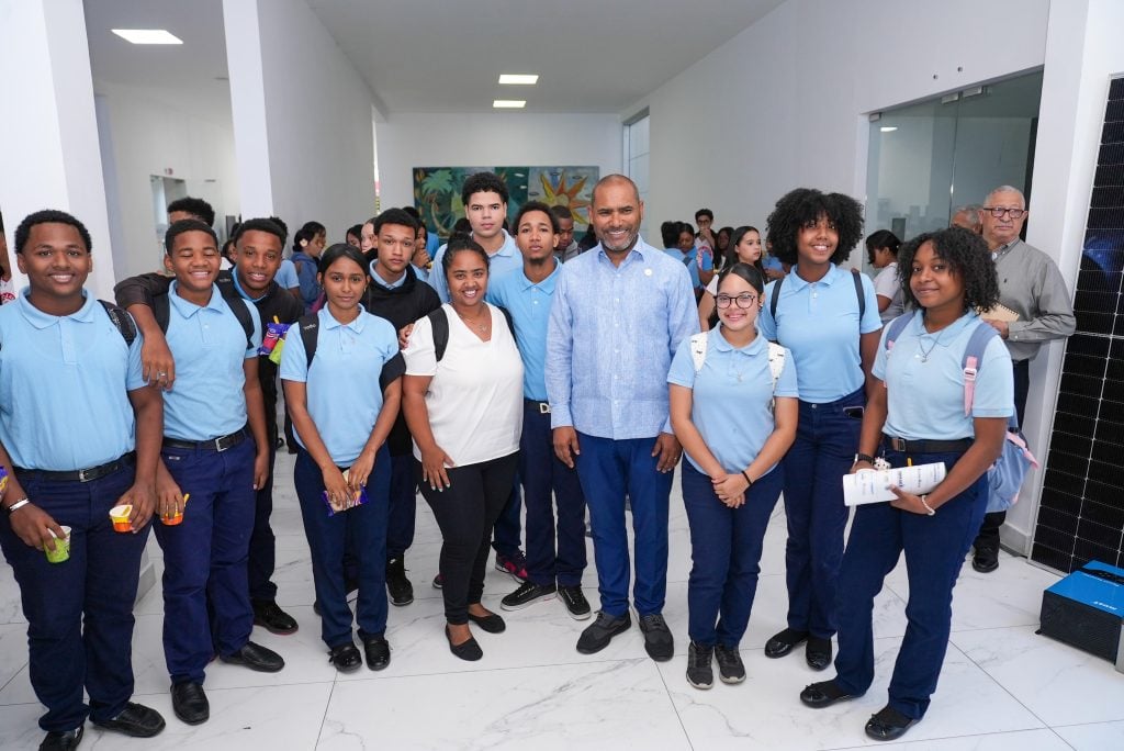 Intercambio entre autoridades y estudiantes sobre los retos energéticos del país.