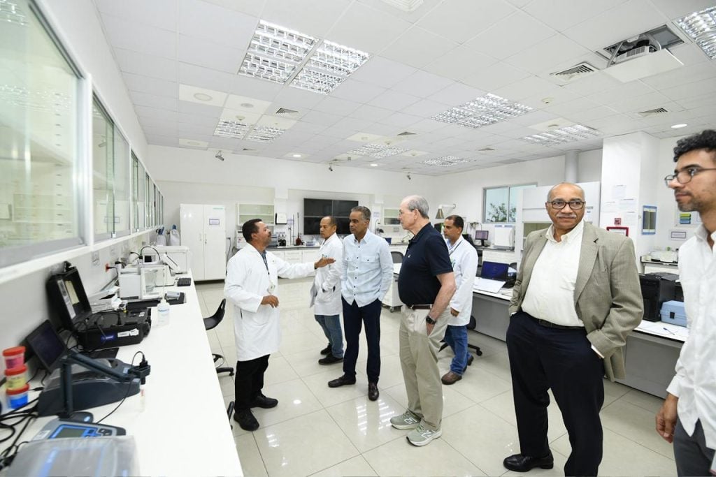 Autoridades recorren las instalaciones del laboratorio, pieza clave en el impulso de las tierras raras en República Dominicana.