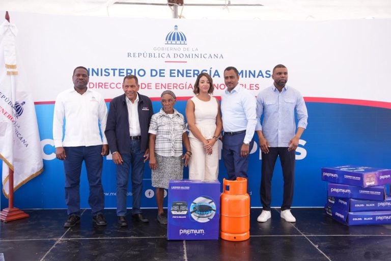Energía y Minas sigue eliminando uso de leña y carbón en hogares: entrega 100 kits de cocinas en Independencia