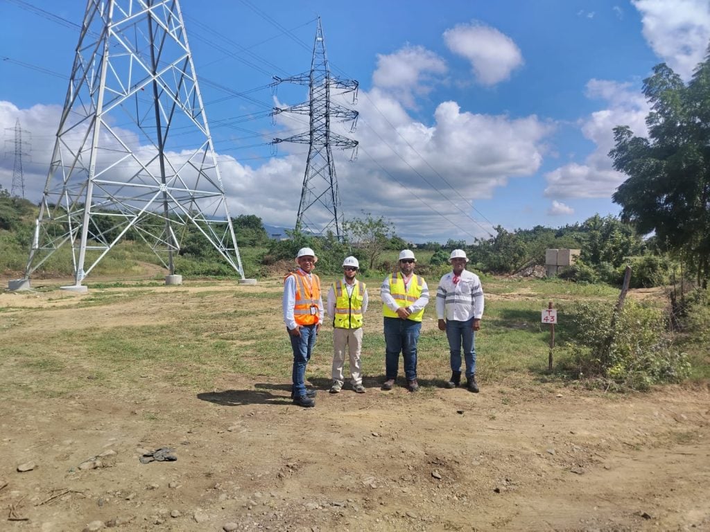 Supervisión de los trabajos en la línea de transmisión de 345 kV de Manzanillo Energy.