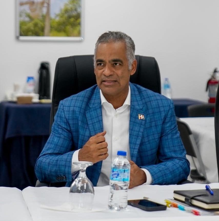 El ministro Joel Santos mientras encabeza el primer consejo con los gerentes generales de las EDE.