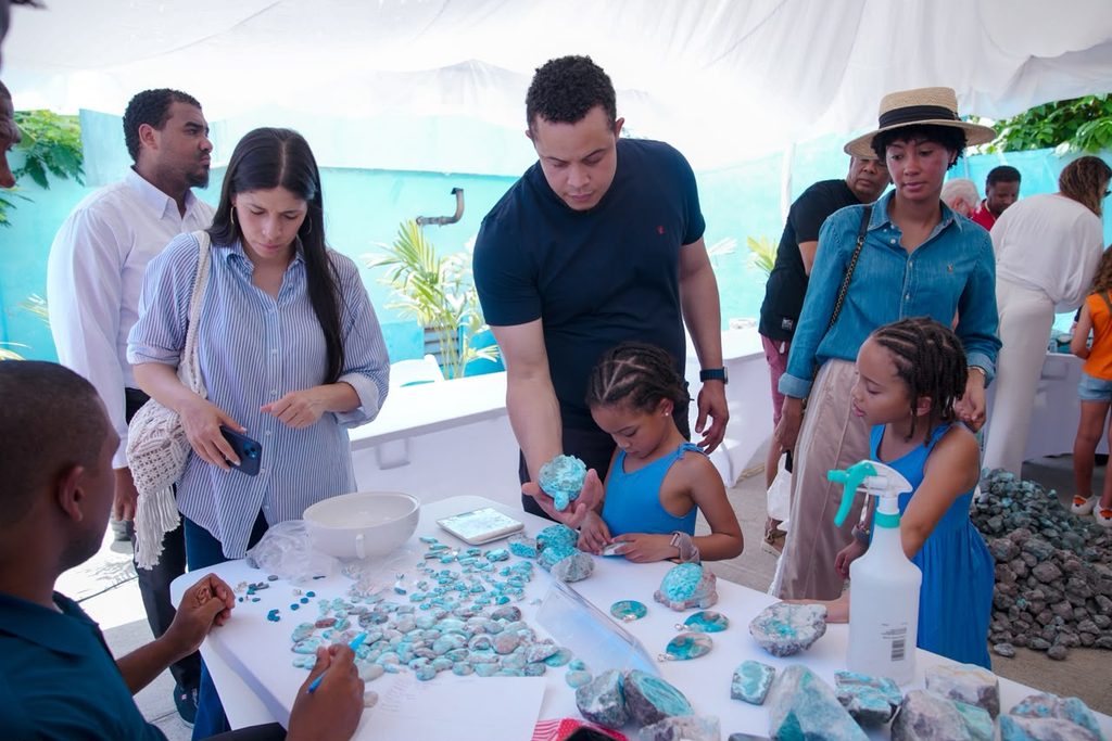 La Primera Feria de Venta Directa de Larimar, en Barahona