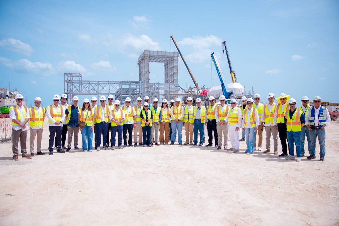 Representantes del Gabinete Eléctrico junto al ministro y ejecutivos de Manzanillo Gas & Power y Energía 2000.