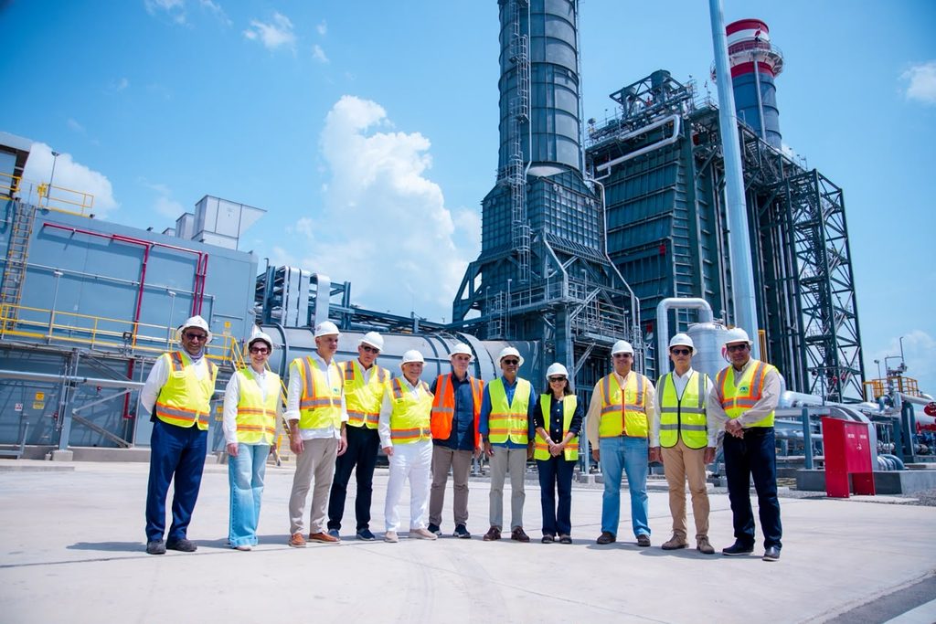 Representantes del Gabinete Eléctrico junto al ministro y ejecutivos de Manzanillo Gas & Power y Energía 2000.