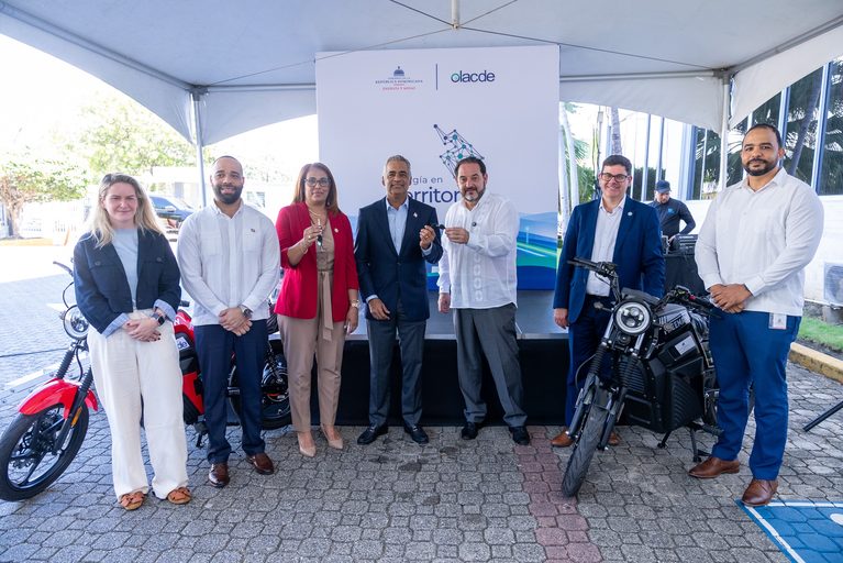 Ministerio de Energía y Minas recibe dos motocicletas eléctricas por parte de Olacde para impulsar la mensajería sostenible