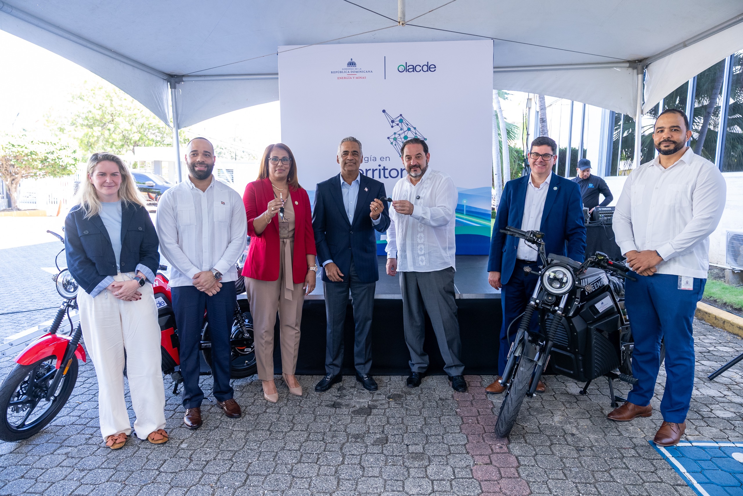Ministerio de Energía y Minas recibe dos motocicletas eléctricas por parte de Olacde para impulsar la mensajería sostenible