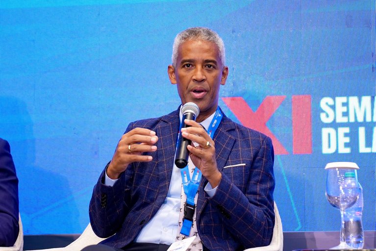 Expertos destacan potencial de los sistemas de almacenamiento en baterías para fortalecer el mercado eléctrico dominicano