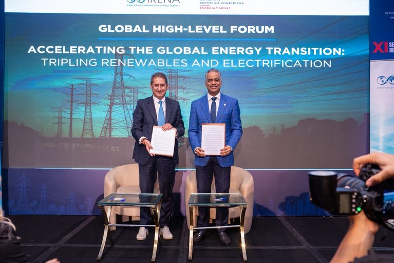 Gobierno dominicano firma acuerdo con Irena para impulsar el desarrollo de las energías renovables