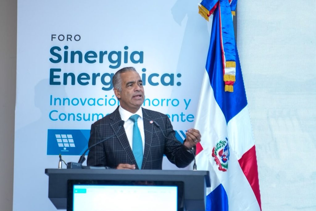 El ministro Joel Santos ofreció las palabras de apertura del foro “Sinergia energética: innovación, ahorro y consumo inteligente”